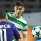 Menurut Daily Mirror, Kieran Tierney (kanan) saat ini mendapat perhatian serius dari Manchester United bahakan mungkin menjadi pemain yang akan mengisi skuat tim asuhan Jose Mourinho tersebut. (AFP/Emmanuel Dunand)