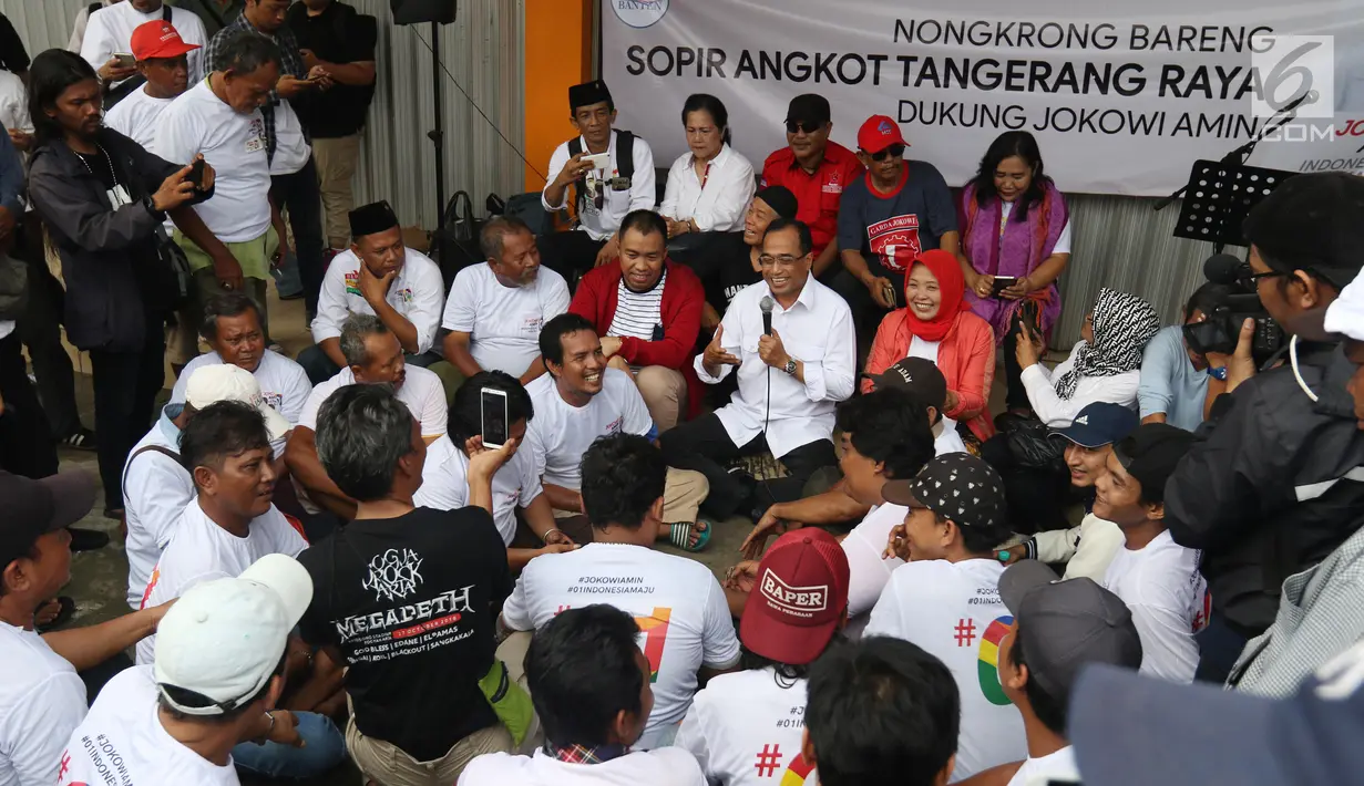 Menteri Perhubungan Budi Karya Sumadi berbincang dengan para sopir angkot saat nongkrong bareng di Tangerang, Banten, Sabtu (26/1). Budi mendengar banyak masukan dari para sopir angkot tentang permasalahan yang mereka alami. (Liputan6.com/Angga Yuniar)