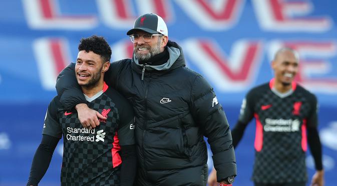 Pelatih Liverpool, Jurgen Klopp, bersama Alex Oxlade-Chamberlain merayakan kemenangan atas Crystal Palace pada laga lanjutan Liga Inggris di Selhurst Park Stadium, Sabtu (19/12/2020) malam WIB. Liverpool menang 7-0 atas Crystal Palace. (AFP/Clive Rose/pool)