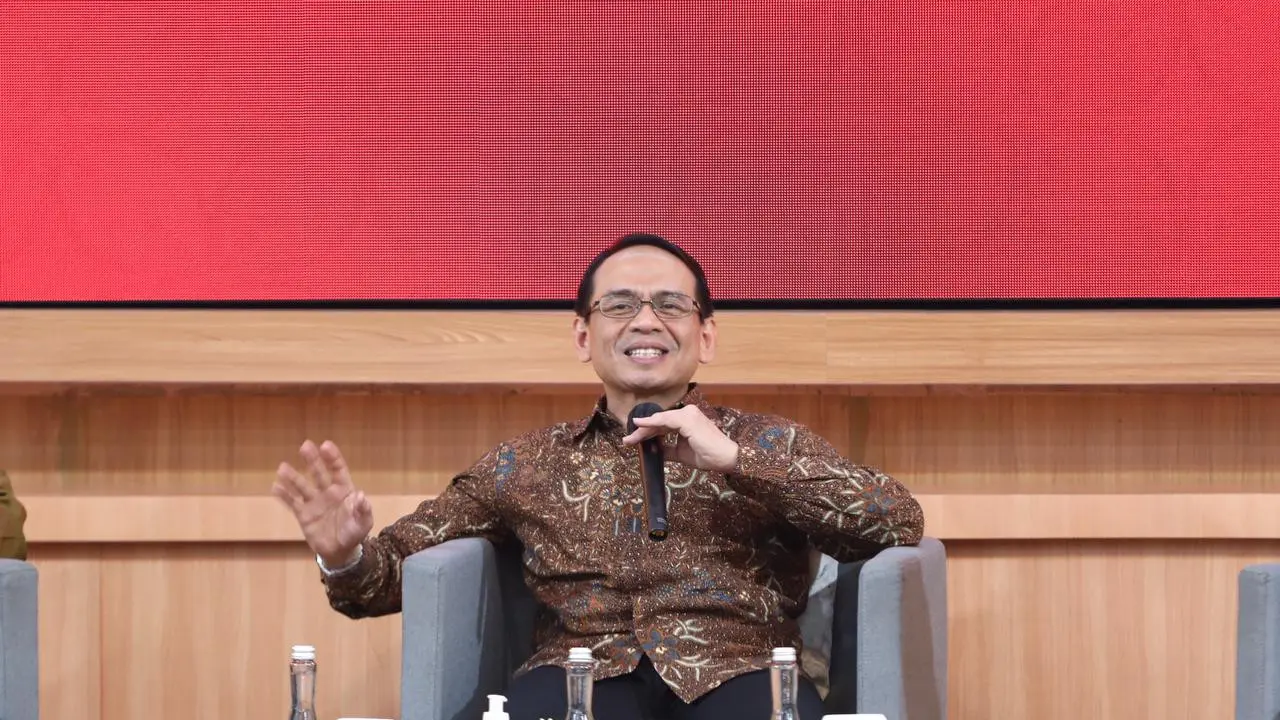 Lembaga Keuangan Mikro dan Lembaga Jasa Keuangan Lainnya OJK Agusman dalam kegiatan “OJK Mengajar” dengan tema “Pembiayaan di Era Digital” di Universitas Airlangga (Unair), Jawa Timur, Jumat (27/10/2023). (Dok OJK)