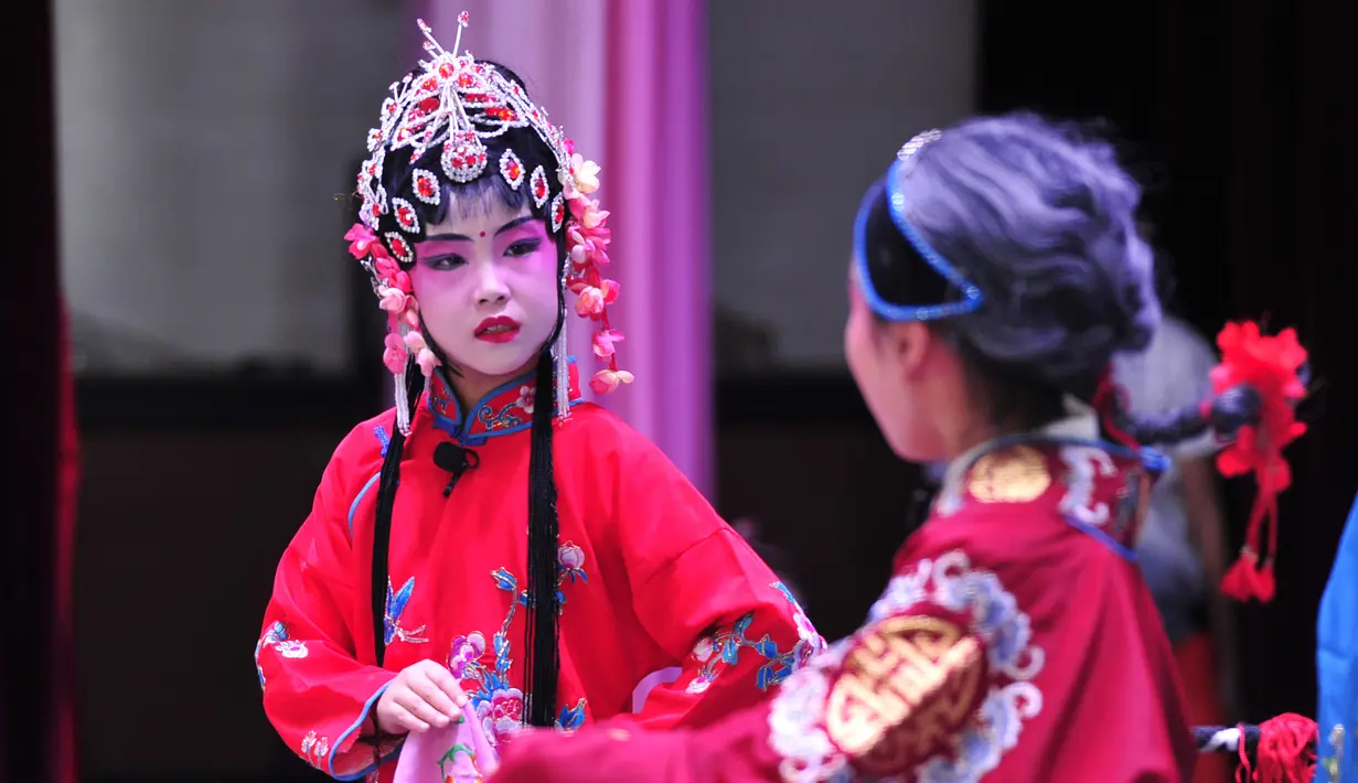 Anak-anak menampilkan Opera Hahaqiang di Mumendian, Qingxian, Provinsi Hebei, China, 27 Agustus 2020. Opera Hahaqiang terdaftar sebagai warisan budaya tak benda nasional China pada 2006. (Xinhua/Mu Yu)