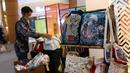 Pengunjung mengamati kerajinan tangan rumahan dalam pameran Creative Culture Home di Sumarecon Mal Serpong, Tangerang, Banten, Selasa (27/10/2020). Pameran ini digelar guna mendukung para pelaku seni tetap kreatif dan produktif dalam berkarya di masa pandemi COVID-19. (Liputan6.com/Angga Yuniar)