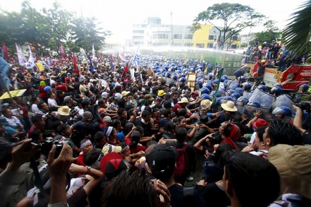Mencekamnya aksi demonstrasi anti APEC di Filipina
