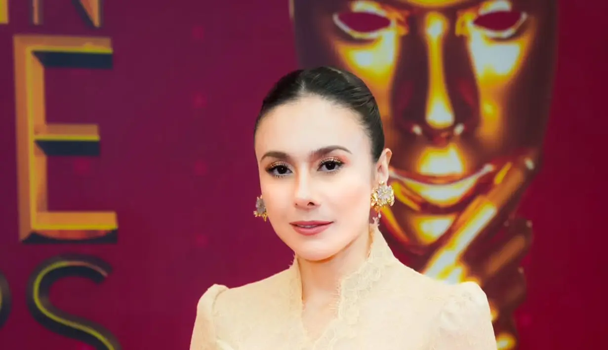 Wulan Guritno kenakan kebaya lace berkerah tinggi dengan siluet korset asimetris drappery bernuansa nude [@wulanguritno]