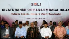 Din Syamsuddin (tengah) memberi pernyataan terkait ditetapkannya Basuki Tjahaja Purnama (Ahok) sebagai tersangka kasus penistaan agama, Jakarta, Rabu (16/11). Din mengajak umat Islam mengawal proses hukum tersebut. (Liputan6.com/Helmi Fithriansyah)