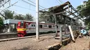 Kereta melintas di Stasiun Mampang, akarta, Senin (9/4). Stasiun yang telah dinonaktifkan pengoperasiannya karena letaknya terlalu dekat dengan Stasiun Manggarai tersebut kini kondisinya terbengkalai serta kumuh. (Liputan6.com/Immanuel Antonius)
