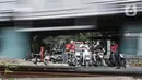 Pengendara motor menunggu kereta melintas saat akan melewati perlintasan sebidang tanpa palang pintu di kawasan TPU Tanah Kusir, Jakarta, Kamis (17/9/2020). Sebelumnya pada Kamis (17/9) pagi terjadi kecelakaan sebuah mobil dan KRL di perlintasan tersebut. (merdeka.com/Iqbal S. Nugroho)