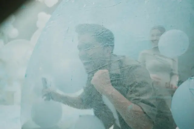 7 Potret gender reveal anak pertama Aaliyah Massaid, Thariq saking bahagia sampai digendong Atta