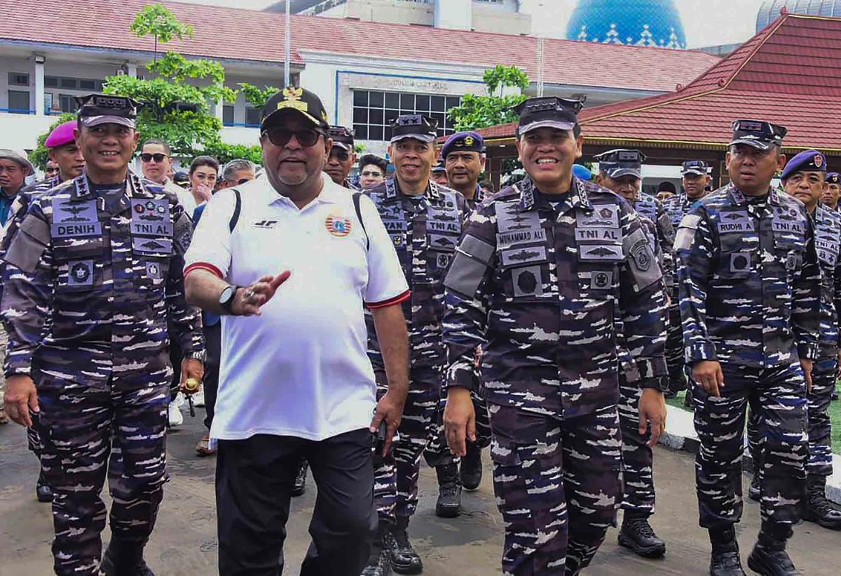 Pelepasan bantuan kemanusiaan dengan menggunakan kapal perang TNI AL di Dermaga Kolinlamil, Jakarta Utara, Minggu (30/22/2025).