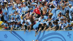 Suporter Timnas Uruguay menyambut gembira gol yang diciptakan Diego Godin ke gawang Italia di laga penutup penyisihan Piala Dunia Grup D di Stadion das Dunas, Natal, Brasil, (24/6/2014). (REUTERS/Carlos Barria)