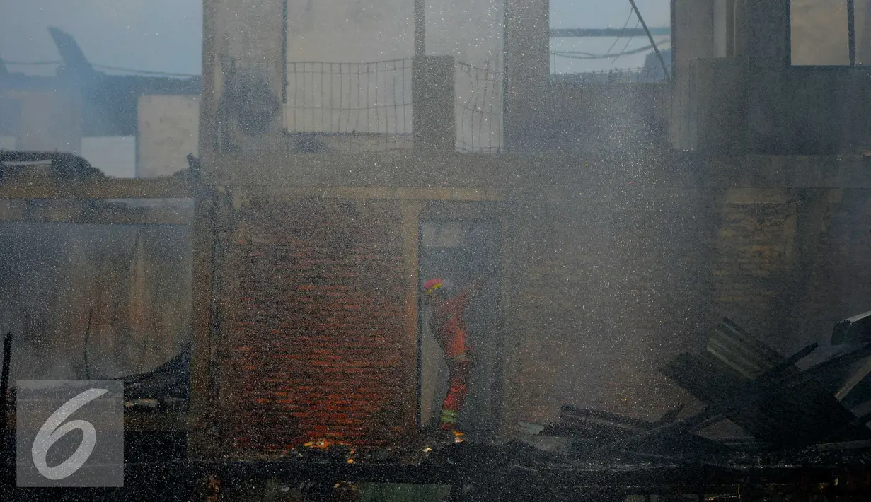 Petugas pemadam kebakaran berusaha memadamkan api yang membakar pemukiman di kawasan padat penduduk Bukit Duri, Jakarta, Selasa (23/2). Hingga kini penyebab kebakaran masih dalam penyelidikan pihak terkait. (Liputan6.com/Gempur M Surya)
