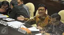 Mendagri Tjahjo Kumolo mengikuti rapat kerja dengan Komisi II DPR RI di Ruang Rapat Komisi II, Gedung DPR, Senayan, Jakarta, Selasa(23/6/2015). Rapat tersebut persiapan Pilkada Serentak 2015. (Liputan6.com/Herman Zakharia)