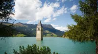 Tenggelam, Kota Reschen hanya sisakan sebuah menara jam yang terlihat dari permukaan air danau. (Foto : Ripleys.com)
