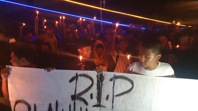 Sejumlah pelajar menggelar aksi 1.000 lilin untuk korban kecelakaan SMK Lingga Kencana yang digelar di Jembatan GDC, Depok.