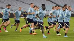 Para pemain Australia melakukan pemanasan saat sesi latihan sehari menjelang Kualifikasi Piala Dunia 2022 zona Asia di Stadium Australia, Rabu (23/3/2022). Big match Australia vs Jepang akan digelar di Stadion Australia, pada Kamis, 24 Maret 2022. (AP Photo/Mark Baker)