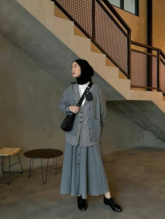 Untuk tampilan yang feminine, kamu bisa mengenakan outfit seperti influencer Inas Rana. Mix and Match top putih dan layering dengan dua cardigan. Lengkapi pula dengan skirt warna selaras. (FOTO: Instagram.com/Inasrana).