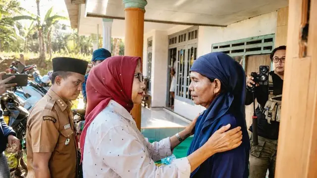Bupati Lumajang Indah Amperawati saat mengunjungi rumah duka di Desa Jatisari, Kecamatan Kedungjajang, Selasa (30/6/2026). (Dok. Antara)