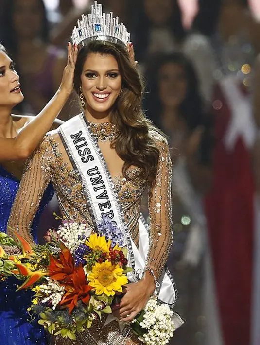 Dinobatkan sebagai Miss Universe 2016 tentu menjadi kebanggan tersendiri untuk Mittenaere. Saat mahkota disematkan di kepalanya dan namanya disebutkan, wanita cantikpun sempat tidak percaya. (doc.dailymail.com)