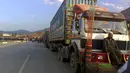 Truk-truk yang terdampar sarat dengan perbekalan untuk Afghanistan, diparkir di terminal di sepanjang jalan raya setelah penguasa Taliban Afghanistan menutup titik penyeberangan perbatasan utama Torkham, di Landi Kotal, sebuah daerah di distrik Khyber Pakistan di sepanjang perbatasan Afghanistan, Selasa (21/2/2023). Otoritas Taliban pada Minggu menutup Torkham, titik transit utama bagi pelaku perjalanan dan transportasi barang antara Pakistan dan Afghanistan, negara yang terkurung daratan. (AP Photo/Qazi Rauf)