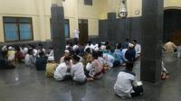 Ilustrasi - Santri mengaji di masjid. (Foto: Liputan6.com/Muhamad Ridlo)