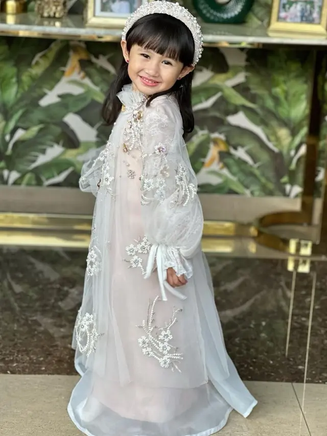 Khalisa anak Kartika Putri cantik saat lebaran