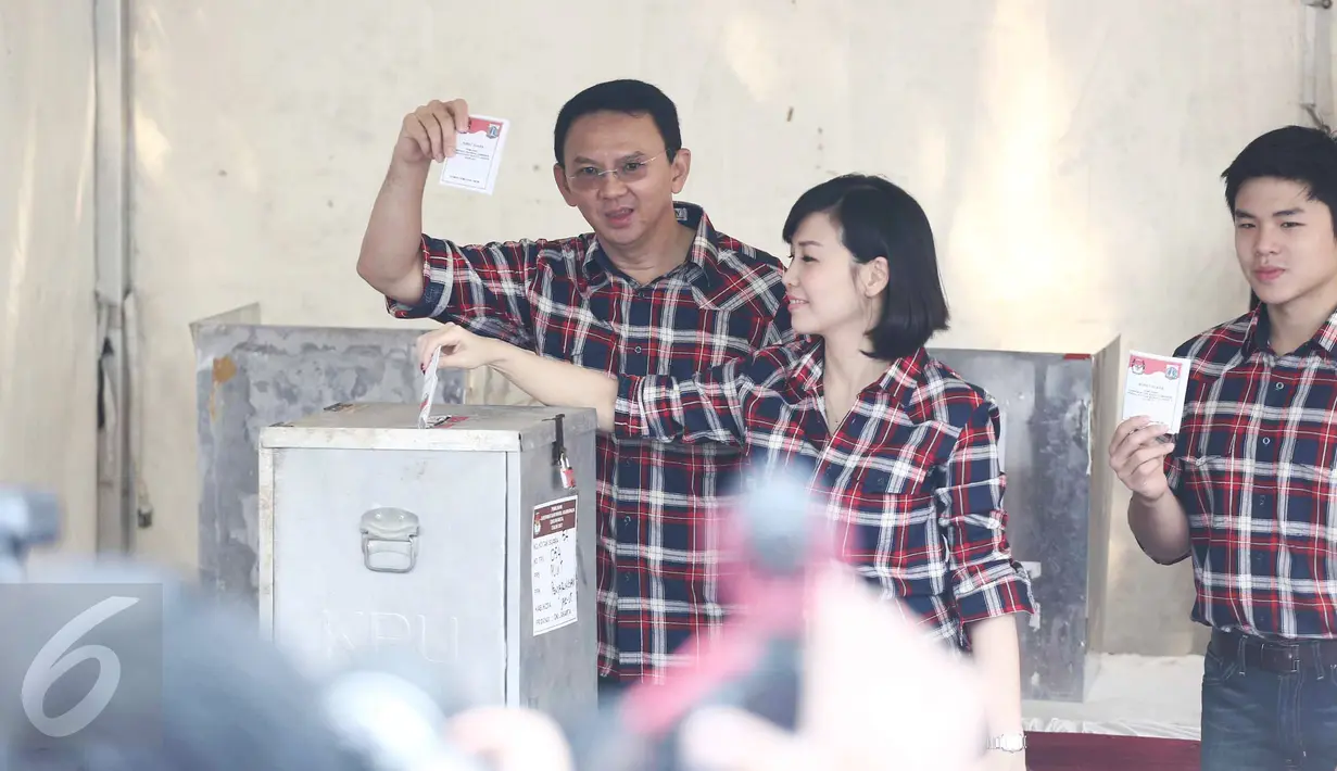 Cagub DKI Jakarta, Basuki T Purnama bersama keluarga bersiap memasukan surat suara saat mengikuti Pilkada DKI 2017 di TPS 054 Pantai Mutiara, Jakarta Utara, Rabu (15/2). (Liputan6.com/Faizal Fanani)