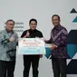 Menteri BUMN Erick Thohir menerima donasi sebesar Rp1,5 triliun dari PT Bank CTBC Indonesia (CTBCI) untuk penanganan Covid-19 dan bencana alam. (Dok BUMN)