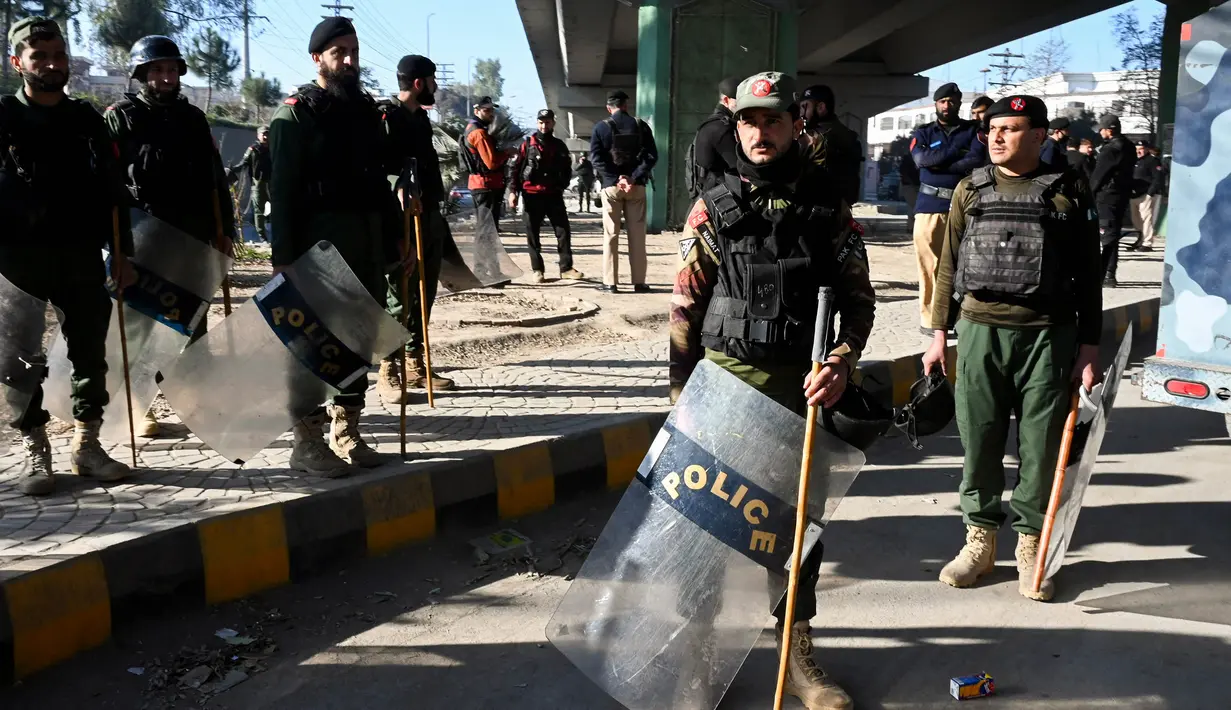 Polisi berjaga-jaga di Peshawar pada tanggal 9 Februari 2024, sehari setelah pemilihan umum nasional Pakistan. (Abdul MAJEED/AFP)