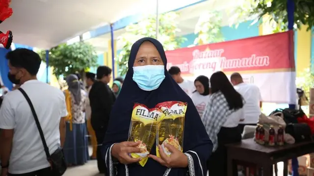 Yayasan Muslim Sinar Mas (YMSM), bekerja sama dengan Majelis Ulama Indonesia (MUI) menyalurkan minyak goreng kemasan dengan harga khusus jelang Ramadhan di Cakung, Jakarta Timur. (Dok Sinar Mas)