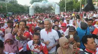 Ganjar Pranowo selaku Ketua Umum PP Kagama berbaur dengan masyarakat Kota Semarang pada puncak kegiatan Caring For Nation #3 IKA Undip-Kagama, Minggu (22/9/2019).