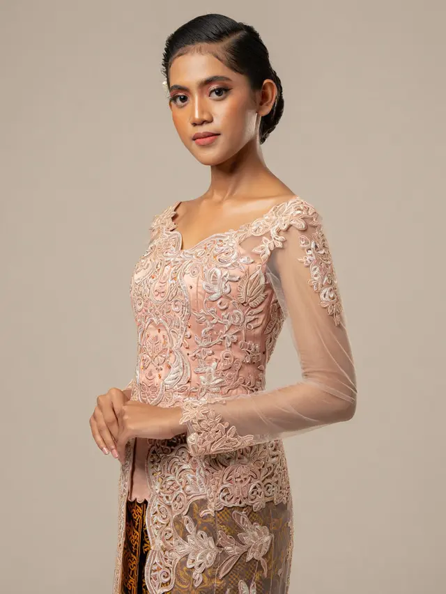 9 Tren Kebaya Kutu Baru Modern Brokat Elegan Terbaru 2025, Co…