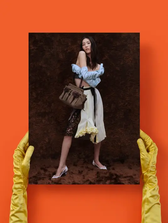 Untuk mewujudkan gagasan tersebut, Prada menggandeng seniman Amerika Anne Collier, yang dikenal konsisten mengkritisi budaya visual, fotografi, dan iklan selama dua dekade terakhir. Dalam kampanye ini, Collier merancang portofolio khusus yang secara radikal mengubah cara kita memandang kampanye fashion.