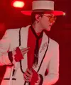 Di konser Encore Korea Selatannya, G Dragon tampil mengenakan setelan jas putih dari jas dan celana yang memiliki aksen hitam. Dipadukan inner kemeja putih. [Dok. CHANEL]