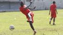 Penyerang Persija asal Kamerun, Pierre Boya, melepaskan tendangan saat latihan di Lapangan Villa 2000, Tangerang, Selasa (3/5/2016). (Bola.com/Vitalis Yogi Trisna)