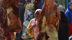 Seorang wanita Aceh berbelanja daging pada perayaan tradisi Meugang Ramadan 1440 Hijriah di pasar tradisional di Banda Aceh, 4 Mei 2019. Meugang merupakan tradisi turun temurun masyarakat Aceh dengan membeli, mengolah, hingga menyantap daging bersama keluarga. (CHAIDEER MAHYUDDIN/AFP)