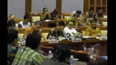 Menaker Hanif Dhakiri (kedua dari kanan), Kepala BNP2TKI Nusron Wahid (kanan) mengikuti rapat kerja dengan Komisi IX DPR RI di ruang rapat Komisi IX di DPR RI, Senayan, Jakarta, Kamis (22/1/2015). (Liputan6.com/Andrian M Tunay)