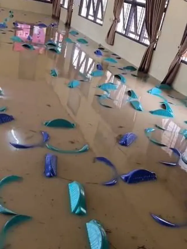 Viral Momen Pelantikan Petugas KPPS di Riau Ini Alami Kebanjiran
