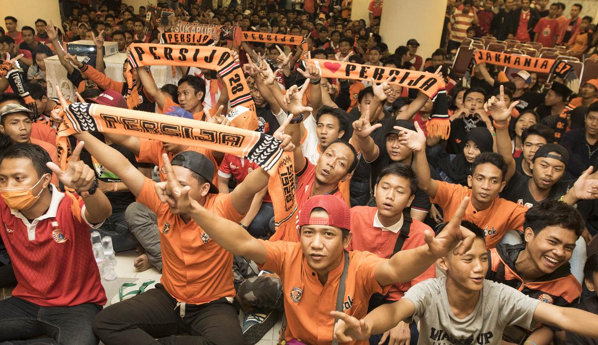 The Jakmania, bernyanyi mendukung Persija saat menghadapi Arema Cronus di Hotel Royal Regal, Jakarta, Sabtu (28/11/2015). (Bola.com/Vitalis Yogi Trisna)