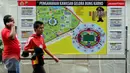 Suporter Semen Padang melintas di depan Posko Pengamanan Laga Final Piala Jenderal Sudirman di Stadion GBK Jakarta, Minggu (24/1/2016). 10.464 personil gabungan siap menjaga laga antara Semen Padang vs Mitra Kukar. (Liputan6.com/Helmi Fithriansyah)