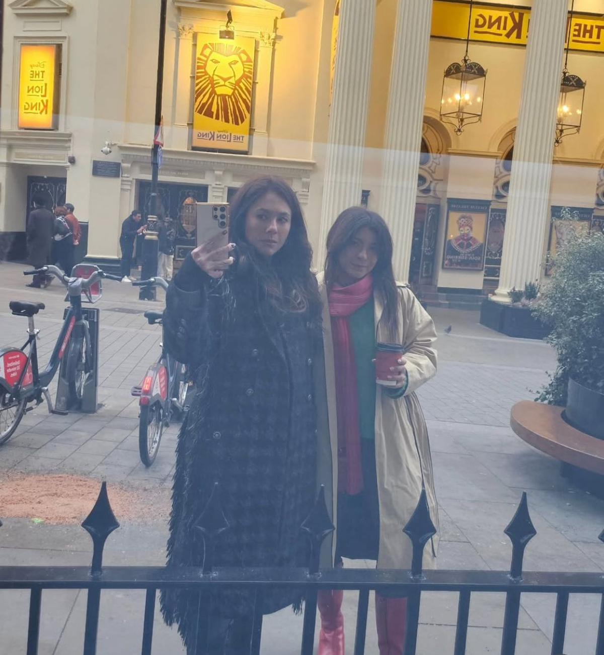 7 Potret Gaya Elegan Wulan Guritno saat Liburan di London Bareng Anak yang Jadi Sorotan