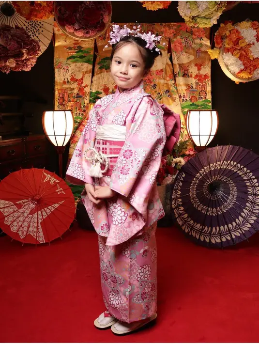 Sementara Gempi tampil menggemaskan dalam balutan kimono berwarna pink. (Instagram/gadiiing).