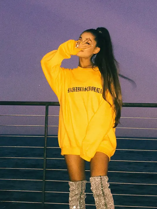 Ledakan yang terjadi pada 22 Mei 2017 lalu memakan korban sebanya 19 orang meninggal dunia dan 50 orang lainnya luka-luka. Setelah kejadian itu, Ariana terus memberikan perhatiannya pada para korban. (Instagram/arianagrande)