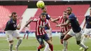 Pemain Atletico Madrid, Angel Correa, berusaha melewati pemain Osasuna pada laga Liga Spanyol di Stadion Wanda Metropolitano, Minggu (16/5/2021). Atletico Madrid menang dengan skor 2-1. (AP/Manu Fernandez)