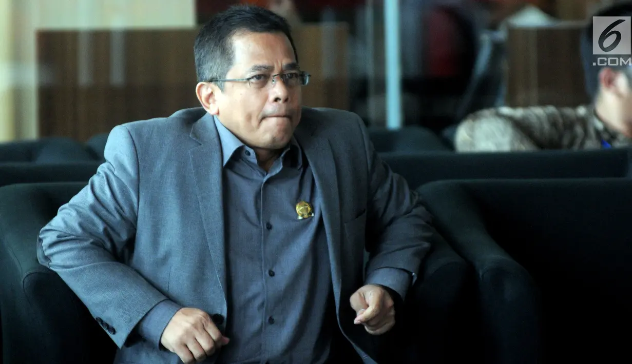 Sekretaris Jenderal DPR, Indra Iskandar menunggu panggilan penyidik KPK saat akan menjalani pemeriksaan di Jakarta, Senin (22/4). Indra Iskandar diperiksa sebagai saksi untuk tersangka Romahurmuziy terkait kasus dugaan jual beli jabatan di Kementerian Agama tahun 2018-2019. (merdeka.com/Dwi Narwoko)