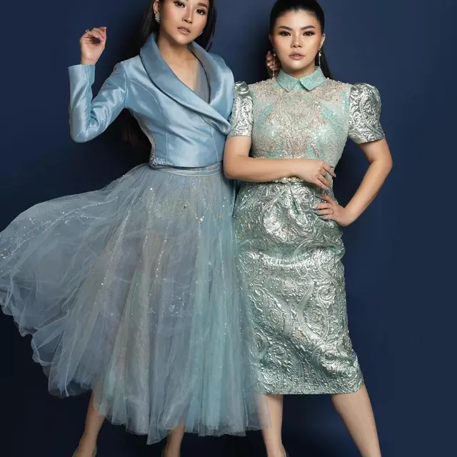 Potret 6 Kakak Adik Artis Saat Jalani Pemotretan, Bak Pinang Dibelah Dua