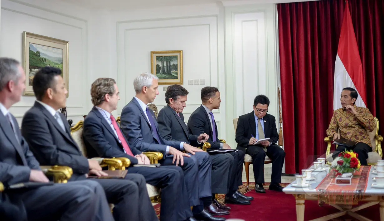 Presiden Joko Widodo (kanan) berbincang dengan pemimpin perusahaan multinasional Amerika Serikat di Kantor Presiden, Jakarta, Selasa (5/5/2015). Pertemuan tersebut membahas berbagai potensi perekonomian Indonesia. (Liputan6.com/Faizal Fanani)