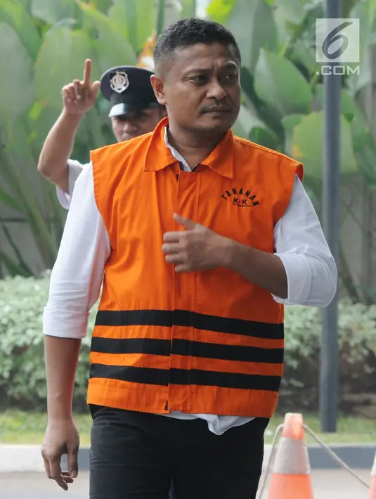 Bupati Buton Selatan nonaktif Agus Feisal saat akan menjalani pemeriksaan lanjutan di Gedung KPK, Jakarta, Senin (9/7). Agus tampak mengenakan rompi tahanan KPK. (Merdeka.com/Dwi Narwoko)