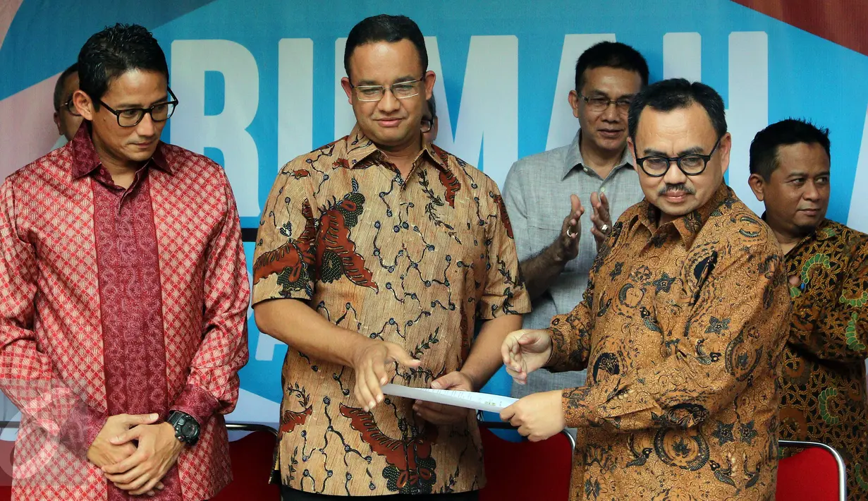 Gubernur dan Wakil Gubernur DKI Jakarta terpilih Anies Baswedan (tengah), Sandiaga Uno menerima Perjanjian Singkronisasi ketua Tim Singkronisasi Sudirman Said mengelar konferensi Pers di Rumah Borobudur, Jakarta, Senin (15/5). (Liputan6.com/Johan Tallo)