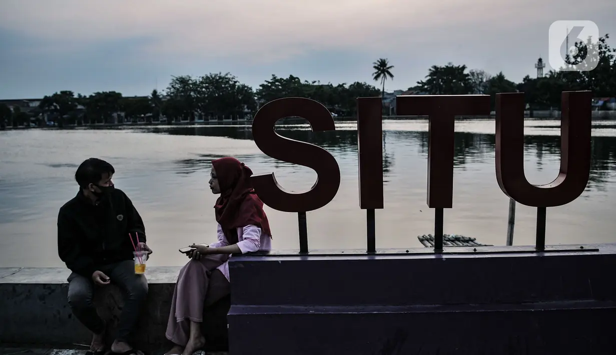 Suasana warga menikmati sore hari di Situ Rawa Besar, Lio, Depok, Jawa Barat, Kamis (20/8/2020). Di tengah meningkatnya kasus Covid-19 hingga menjadikan Depok kembali sebagi Zona Merah, warga masih banyak yang mengabaikan protokol kesehatan saat berada di ruang publik. (merdeka.com/Iqbal S. Nugroho)