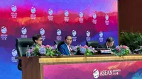 Konferensi pers oleh Presiden Jokowi, Menteri Luar Negeri Retno Marsudi dan Menteri Koordinator Bidang Perekonomian Airlangga Hartarto usai KTT ke-43 ASEAN, di Jakarta Convention Center (JCC), Kamis (7/8/2023). (Liputan6/Benedikta Miranti)